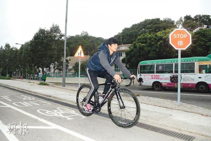 袁智浩（圖）引領香港青年隊沿汀角路馬路前行，被尾隨警車叫停，指他們沒有使用單車徑。袁指該段單車徑狹窄，若用於練習，其他市民難以閃避，易生意外。（陳淑安攝）