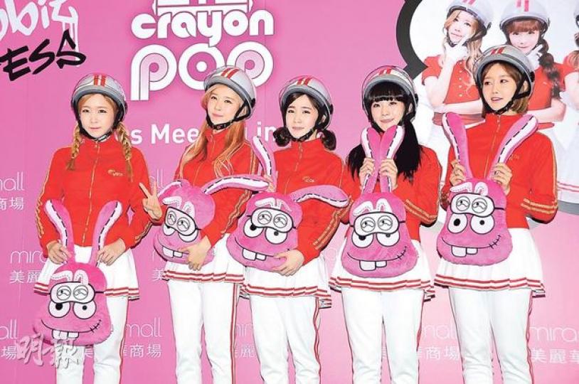 Way（左起）、Ellin、超娥、昭燏、金美。（攝影：鍾偉茵）Crayon Pop昨晚舉行粉絲見面會，在問答環節挑戰有關香港的常識題，結果由Ellin跟金美勝出，並獲得甜品楊枝甘露作為獎品，她們即場試更大讚好味。（攝影：鍾偉茵）（攝影：鍾偉茵）