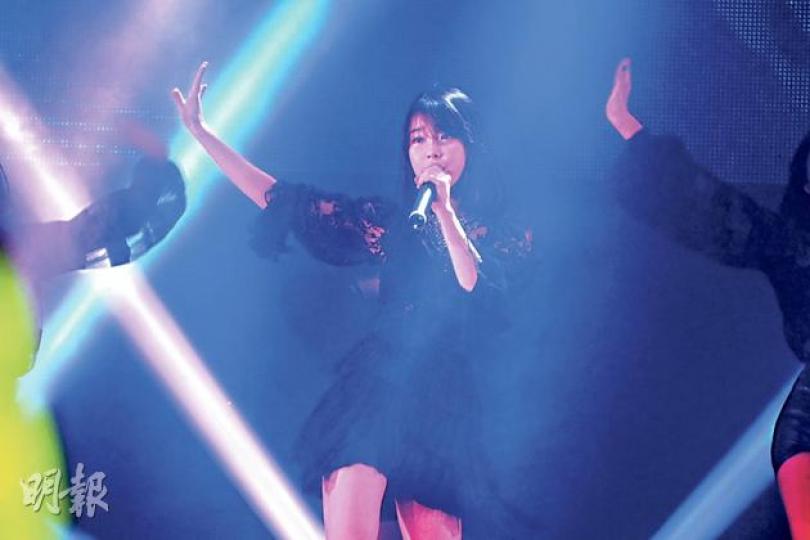 穿著黑色透視舞衣的IU，以快歌《紅舞鞋》揭開演唱會序幕，現場氣氛瞬即高漲。（攝影：梁迺楠）IU大方跟粉絲擁抱，又跟她們面貼面及擺出心型甫士合照，令台下粉絲羨慕不已。（攝影：梁迺楠）（攝影：梁迺楠）