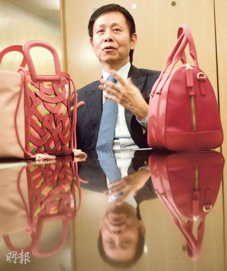時代集團總裁楊和輝說，手袋其實是手工藝品，複雜的手袋製作過程涉及逾200個步驟，培訓出一名熟練工人需要3至5年時間。（劉焌陶攝）