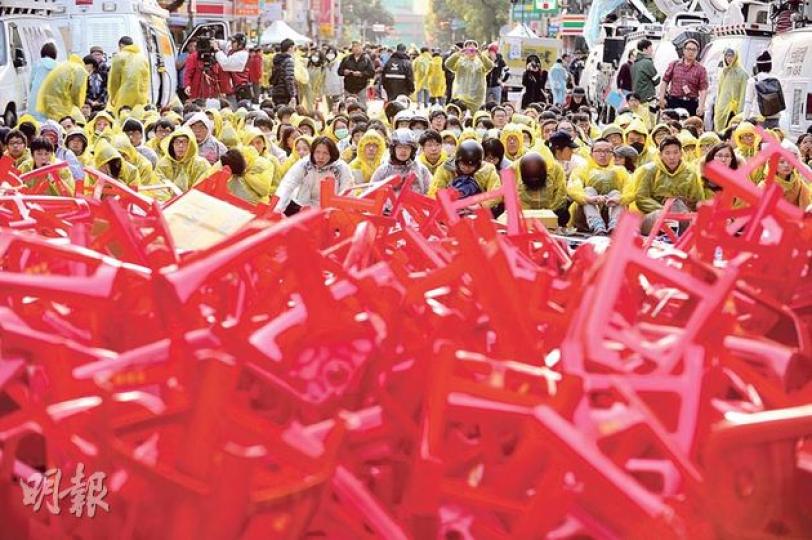警察將行政院清場後，「佔領」立法院的學生隨即堆起膠櫈佈防守護，防止清場的警察轉到立法院。（盧翊銘攝）