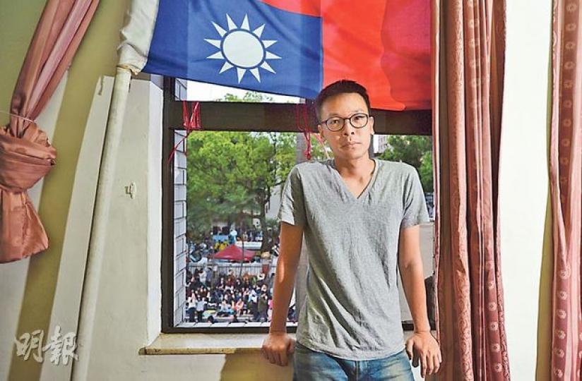 台灣學運領袖林飛帆在立法院一角接受本報專訪，他不贊同佔領行政院，因為會有把柄給政府，但作為伙伴無理由反對，但他認為至今學生已贏了一半，「至少台灣民主化的歷史裏面，我們很清楚至少佔據了一個里程碑」。圖中可見台灣旗幟上下倒轉了。（盧翊銘攝）昨日凌晨台警開始在行政院清場，警方手持警棍及盾牌驅離民眾，於凌晨4時許在行政院正門與民眾爆發嚴重衝突。（盧翊銘攝）（明報製圖）