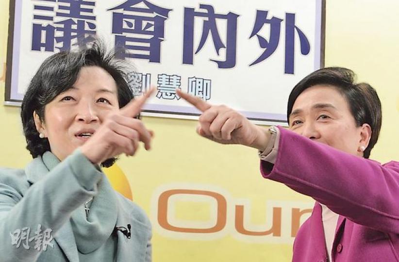 行會成員羅范椒芬（左）昨接受民主黨主席劉慧卿（右）訪問，羅太呼籲泛民應把握下月出訪上海的機會，指面對面與中央官員討論政改有助雙方建立互信。（劉焌陶攝）