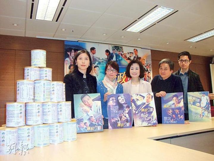 廉署首席傳媒宣傳創作主任李程寶嫻（中）話，《廉政行動》製作費由2011年嘅400幾萬升到約800萬，主因係每集長咗半小時，圖為廉署出示拍攝用嘅奶粉罐。（邱雅錡攝）
