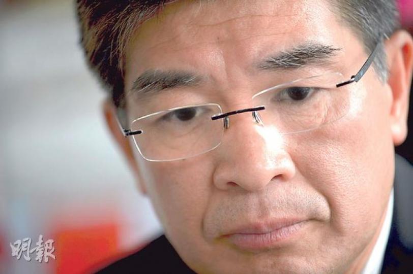 民主黨單仲偕再度區選敗陣，他接受訪問時神情落寞，承認在海怡西補選中慘敗，會深切檢討。（葉家豪攝）