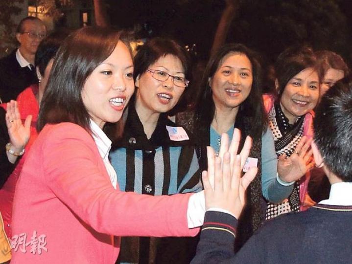 勝出海怡區議會補選的新民黨陳家珮（紅衣）取得約50%選票，當選後她馬不停蹄謝票。她表示選舉結果並非意料之內，認為自己在缺乏明星效應下，靠努力而成功。（林俊源攝）