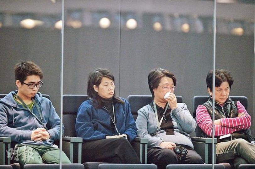 數名南丫海難家屬昨到立法會旁聽經濟發展事務委員會會議。家屬之一古太（右二）擔憂當局以私隱為由，不打算將海事處內部調查報告全面公開。（葉家豪攝）運房局長張炳良（左）及新任海事處長黃偉綸（右）昨出席立法會經濟發展事務委員會會議。張指是否全面公開海事處內部調查報告有4點考慮，包括涉事人員的私隱等。（葉家豪攝）