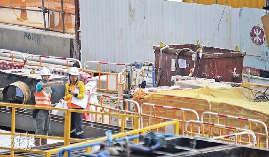 港鐵目前正展開西港島線、南港島線（東段）等5項新鐵路工程，預料今年5月是工程高峰期，屆時預料會有5700個空缺，包括1300個土木工程職位及4400個機電工程職位。（余俊亮攝）（明報製圖）