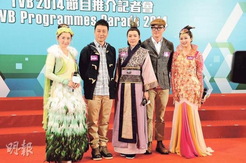 龔嘉欣（左起）、黎耀祥、田蕊妮、黃浩然及岑麗香於《無雙譜》合作，劇集有視帝視后演出，令觀眾期待。（攝影：鍾偉茵）張繼聰（左起）、王祖藍、郭晉安、萬綺雯及王菀之這個﹁老表組合」於《老表，你好Hea！》再結戲緣，默契十足。（攝影：鍾偉茵）沈震軒（左起）負傷仍與佘詩曼、林峯為新劇宣傳。（攝影：鍾偉茵）陳茵媺於4月1日愚人節生日，她預計會一家三口吃飯慶祝。（攝影：鍾偉茵）胡定欣、徐子珊與陳敏之於新劇鬥演技。（攝影：鍾偉茵）徐子珊於新劇在胡定欣面前除衫露背，意識大膽。（攝影：鍾偉茵）黃秋生（攝影：鍾偉茵）