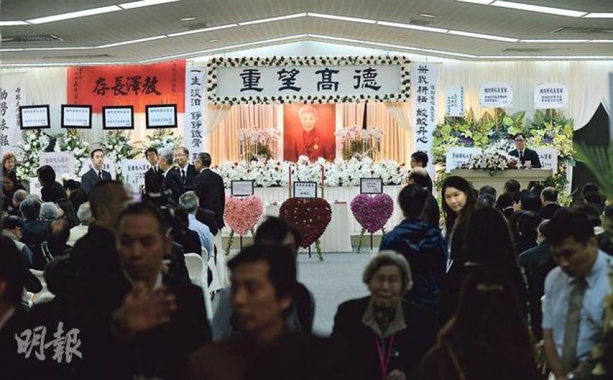 樹仁大學校長鍾期榮設靈，校長遺照上掛了「德高望重」四字，並以「卌載耕耘 皎皎丹心 樹德杏壇遺福澤；一生淡泊 錚錚鐵骨 敦仁絳帳盡楷模」作輓聯，其夫胡鴻烈和兩子的心形玫瑰花圈放中央。靈堂左邊放了特首及3司長致送的花牌，右邊是全國政協副主席董建華、中聯辦主任張曉明等致送的花牌。靈堂左上方掛有台灣教育部長蔣偉寧致送的祭帳，寫有「教澤長存」四字。（鄧宗弘攝）逾2000人昨到北角香港殯儀館送別樹仁大學校長鍾期榮，包括法商系近60名師生（圖），他們手持鍾校長的追思集，向這位教育家作最後致敬。（鄧宗弘攝）特首