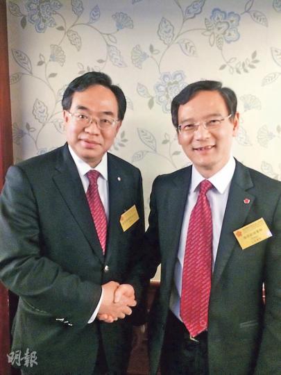 香港專業及資深行政人員協會交棒,謝偉銓(右)卸任會長,由盧偉國接任,二人同為立法會議員。(黃振豪攝) 香港專業及資深行政人員協會交棒,謝偉銓(右)卸任會長,由盧偉國接任,二人同為立法會議員。(黃振豪攝)