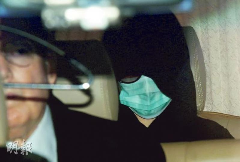 涉嫌虐打印傭的女僱主羅允彤(圖)昨乘坐七人車到法院。她全程以連帽外套、太陽眼鏡及口罩遮擋面部,提訊結束後不發一言匆匆離開。(葉家豪攝) 涉嫌虐打印傭的女僱主羅允彤(圖)昨乘坐七人車到法院。她全程以連帽外套、太陽眼鏡及口罩遮擋面部,提訊結束後不發一言匆匆離開。(葉家豪攝)