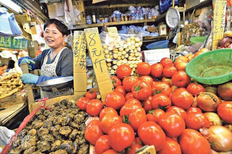 入口蔬菜批發商會會長袁昌表示，一般蔬果進口價下跌，代表貨源充足，批發和零售價應下跌，他說，近日番茄批發價每斤4至5元。而本報昨到黃大仙大成街市，有蔬菜檔出售的番茄每斤8元，檔主鄭女士稱，價格要視乎季節而定。（鄧宗弘攝）政府統計處數字顯示，內地進口雞蛋去年12月每隻進口價跌至0.5元，市面售價則升至約每隻1.6元，但零售價未註明食品來源地。本報記者昨到黃大仙大成街市，美國雞蛋每隻售1.4元。（鄧宗弘攝）
