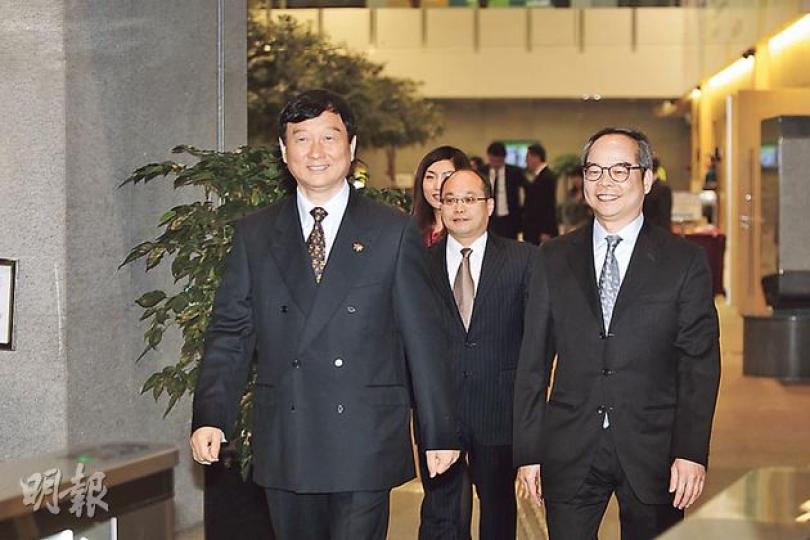 中聯辦法律部部長劉新魁（左一）昨出席第4場政改早餐會後，未有停下接受傳媒訪問，只稱會上氣氛良好。據了解，劉於會上提出，爭取政改不能只顧一己利益，又指可建立互信作理性討論。右一為政制及內地事務局副局長劉江華。（郭慶輝攝）