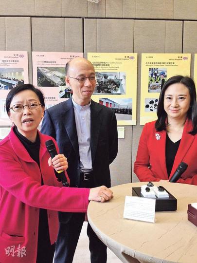 環境事務委員會早前訪歐，參觀多國嘅廢物處理設施兼取經。環境局長黃錦星（中）、訪問團團長工黨何秀蘭（左）同訪問團成員之一葛珮帆，向記者分享出訪經歷。立法會明日至4月30日喺綜合大樓地下展覽區，展出出訪相片同資料。（楊康琪攝）
