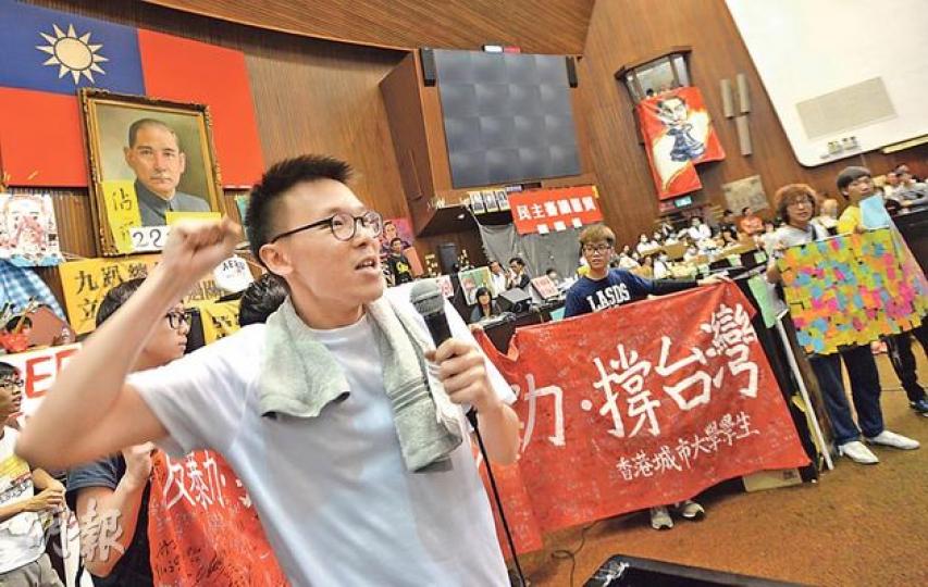 5名香港的大學生把寫滿港生聯署橙色橫額交給留守台灣立法院內的學生,總指揮林飛帆(前)接收後,在場帶領學生齊叫「佔中環、撐香港」。(盧翊銘攝) 5名香港的大學生把寫滿港生聯署橙色橫額交給留守台灣立法院內的學生,總指揮林飛帆(前)接收後,在場帶領學生齊叫「佔中環、撐香港」。(盧翊銘攝)