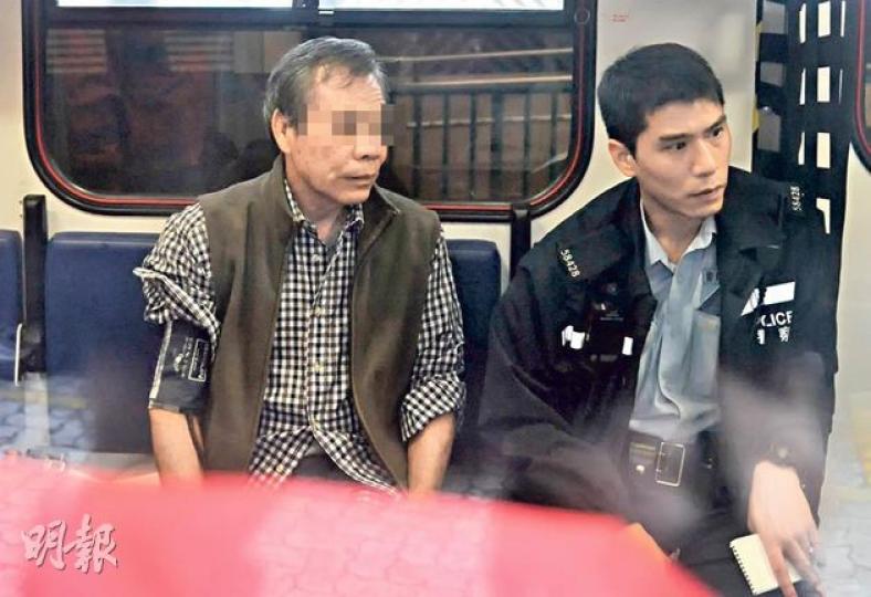 被女兒沒收手機及禁止離家的父親（左），昨晨拋字條落街求救，他事後與女兒同涉襲擊被捕，父女分別送院驗傷。（蔡方山攝）