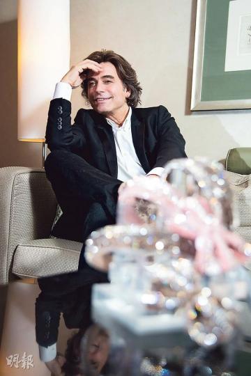 Alexandre Zouari每季均親自為廣告做styling，問及為女士扮靚的心得時，他一而再、再而三指美麗應該由心出發，只要心地善良就會美麗。但攝影師為他拍攝照片時，他卻緊張地看playback揀相，又教攝影師要「高抄」，面形才會好看，看來美麗不單要由心出發，拍攝角度亦很重要。（黃志東攝）