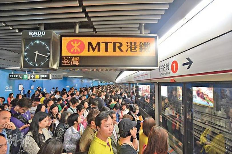 港鐵昨日按統計處公布最新數據，按票價可加可減機制運算後將會加價3.6%，6月生效；但近年港鐵服務不時為市民詬病，包括在繁忙時段期間過於擠迫，乘客需要等候多班列車才能上車，當中金鐘站來往荃灣方向是重災區之一。（鄧宗弘攝）30多歲的主婦容女士表示，自己每天都坐港鐵，認為港鐵加價3.6%合理，「人哋加人工都要㗎」， 被問及近日港鐵接連發生事故，是否應該加價，她反問：「難道你有嘢唔壞咩？」她認為，港鐵處理事故也算迅速，認為港鐵給予乘客的優惠屬足夠。（劉焌陶攝）40歲的白領駱先生每周用逾200元搭港鐵，認