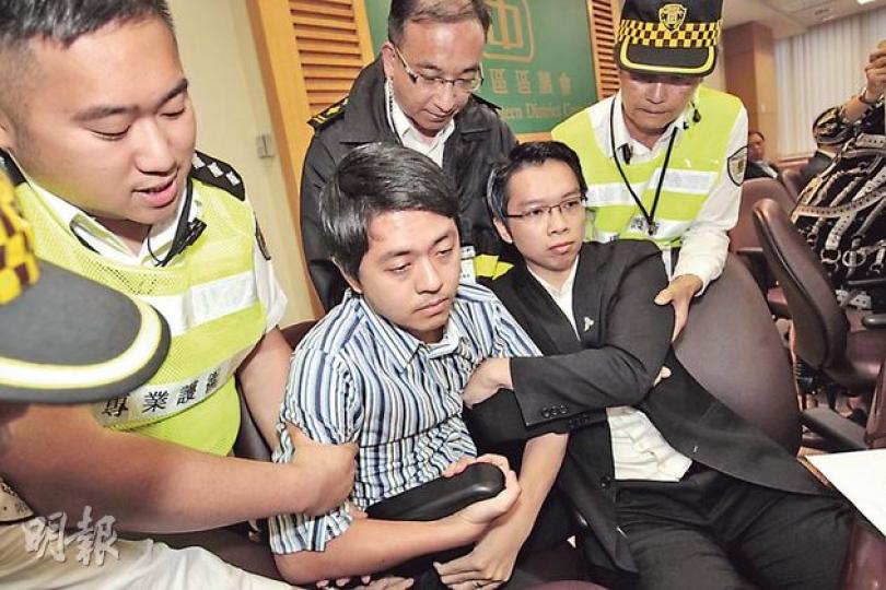 中西區區議會文康及社會事務委員會昨日審議政改宣傳撥款,民主黨許智峯(左二)不滿委員會主席陳捷貴涉利益衝突而未有避席,但陳不同意,雙方僵持下陳要求保安介入驅逐許和其黨友吳兆康離場,但不成功,陳最終宣布終止會議。(郭慶輝攝) 中西區區議會文康及社會事務委員會昨日審議政改宣傳撥款,民主黨許智峯(左二)不滿委員會主席陳捷貴涉利益衝突而未有避席,但陳不同意,雙方僵持下陳要求保安介入驅逐許和其黨友吳兆康離場,但不成功,陳最終宣布終止會議。(郭慶輝攝)