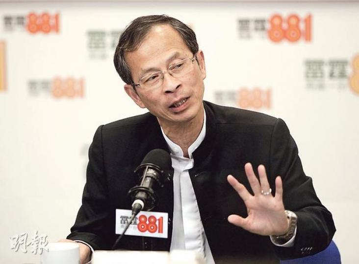 立法會主席曾鈺成在電台節目中表示,普選方案一定要獲部分泛民議員支持才能通過,但他相信沒有泛民議員願意支持一個不被市民接受的方案,形容此舉是「政治自殺」。(李澤彤攝) 立法會主席曾鈺成在電台節目中表示,普選方案一定要獲部分泛民議員支持才能通過,但他相信沒有泛民議員願意支持一個不被市民接受的方案,形容此舉是「政治自殺」。(李澤彤攝)