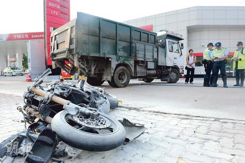 死者所駕的大馬力電單車失事猛撼貨車右車身後,全車嚴重毁爛,倒地起火焚燒,鐵騎士爆頭死亡。(蔡方山攝)死者所戴的意大利名牌頭盔,在猛烈撞擊下破裂。(蔡方山攝)到錦田公路處理奪命車禍的拖車,被警員發現車頭有「光頭胎」,司機遭票控。(蔡方山攝) 死者所駕的大馬力電單車失事猛撼貨車右車身後,全車嚴重毁爛,倒地起火焚燒,鐵騎士爆頭死亡。(蔡方山攝)死者所戴的意大利名牌頭盔,在猛烈撞擊下破裂。(蔡方山攝)到錦田公路處理奪命車禍的拖車,被警員發現車頭有「光頭胎」,司機遭票控。(蔡方山攝)