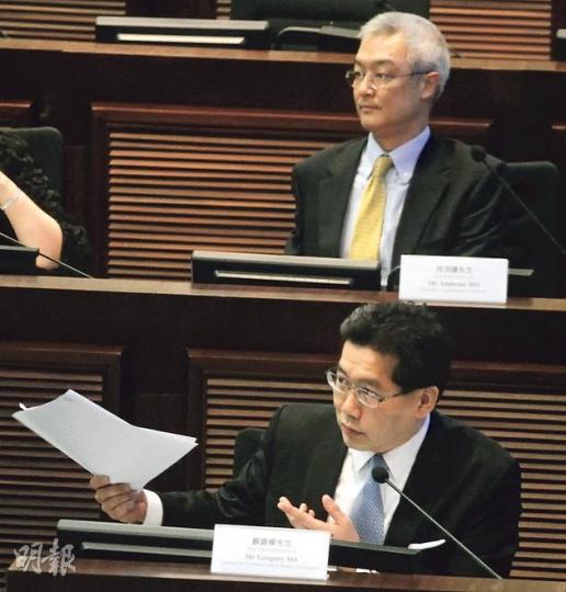 商務及經濟發展局長蘇錦樑(前)昨堅決否認現有條例過時,又否認因應港視事件才檢討條例。通訊局主席何沛謙(後)表示,要思考現有監管架構及法律是否有衝擊,認為「不能五時三刻將成條法改」,應該凝聚社會焦點作討論。(李紹昌攝)王維基昨用白紙及平板電腦示範如何為流動電視信號加密,但無奈指即使為信號加密,一旦超過5000處所擁內置有關制式的電視機、接收到港視服務,港視隨即墮入違例行為,對港視發展而言是「死局」。(李紹昌攝)有線寬頻主席吳天海。(李紹昌攝) 商務及經濟發展局長蘇錦樑(前)昨堅決否認現有條例過時,又否認因應港視事件才檢討條例。通訊局主席何沛謙(後)表示,要思考現有監管架構及法律是否有衝擊,認為「不能五時三刻將成條法改」,應該凝聚社會焦點作討論。(李紹昌攝)王維基昨用白紙及平板電腦示範如何為流動電視信號加密,但無奈指即使為信號加密,一旦超過5000處所擁內置有關制式的電視機、接收到港視服務,港視隨即墮入違例行為,對港視發展而言是「死局」。(李紹昌攝)有線寬頻主席吳天海。(李紹昌攝)