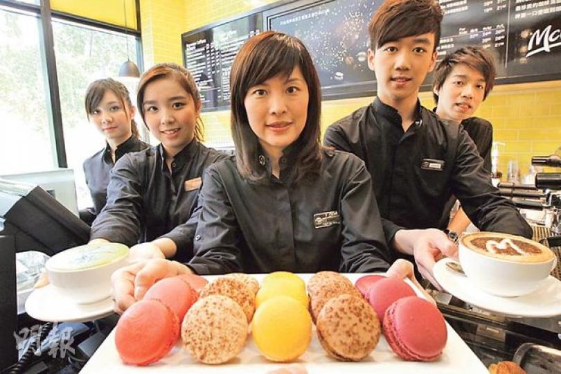 麥當勞香港董事總經理黎韋詩(中)話,McCafe最近4年賣出飲品數目增加六成,證明「賣啡」有市場,下月起會推出圖中賣13元嘅澳洲進口macaron(馬卡龍)甜點。(李紹昌攝) 麥當勞香港董事總經理黎韋詩(中)話,McCafe最近4年賣出飲品數目增加六成,證明「賣啡」有市場,下月起會推出圖中賣13元嘅澳洲進口macaron(馬卡龍)甜點。(李紹昌攝)