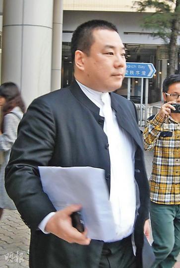 上市公司香港建屋貸款前主席湯毓銘(圖)早前承認停牌期間駕駛,昨被輕判160小時社會服務令及罰款。裁判官斥他的行為如同藐視法庭,但因案情特殊而從輕處理。(黃建邦攝) 上市公司香港建屋貸款前主席湯毓銘(圖)早前承認停牌期間駕駛,昨被輕判160小時社會服務令及罰款。裁判官斥他的行為如同藐視法庭,但因案情特殊而從輕處理。(黃建邦攝)