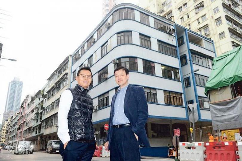 曾任職市建局及屋宇署的資深測量師余晨理(右)倡議,政府可研究與公務員合作社的業主合作,讓業主重建後可獲得一定業權,以換取他們支持重建。左為民建聯立法會議員陳恒鑌。圖後為九龍城美善同道的公務員合作社。(陳淑安攝) 曾任職市建局及屋宇署的資深測量師余晨理(右)倡議,政府可研究與公務員合作社的業主合作,讓業主重建後可獲得一定業權,以換取他們支持重建。左為民建聯立法會議員陳恒鑌。圖後為九龍城美善同道的公務員合作社。(陳淑安攝)