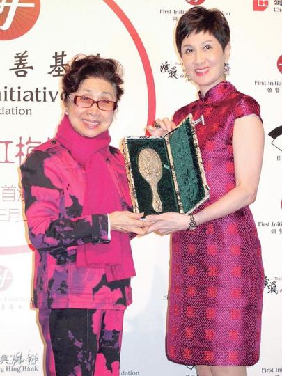 「領賢慈善基金」主席王幼倫贈送古董鏡子給仙姐。（攝影/記者﹕孫慧莊）