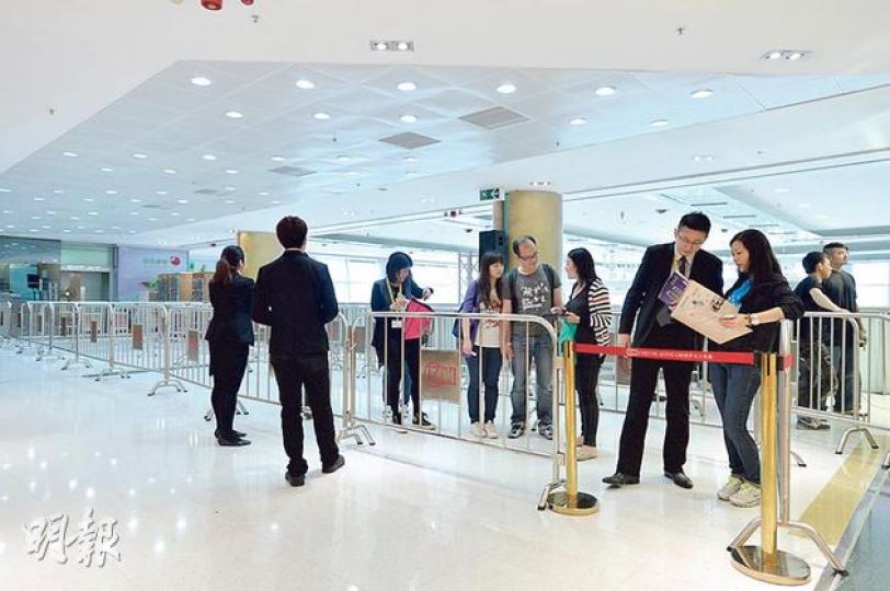 長實深水埗丰匯今日首輪推出216伙應市,樓盤昨日截止認購登記前,紅磡售樓處場外的睇樓人流不算擠擁。市場估計,丰匯過去8日累積接獲逾5200票。(鄧宗弘攝) 長實深水埗丰匯今日首輪推出216伙應市,樓盤昨日截止認購登記前,紅磡售樓處場外的睇樓人流不算擠擁。市場估計,丰匯過去8日累積接獲逾5200票。(鄧宗弘攝)