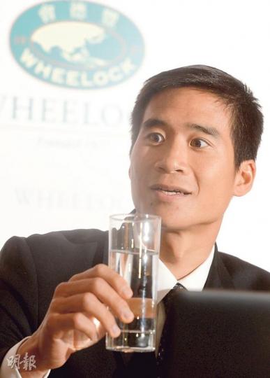 吳宗權昨首次以會德豐主席身分出席業績發布會，未有發表對今年樓市看法，僅稱中長期仍審慎樂觀。（劉焌陶攝）