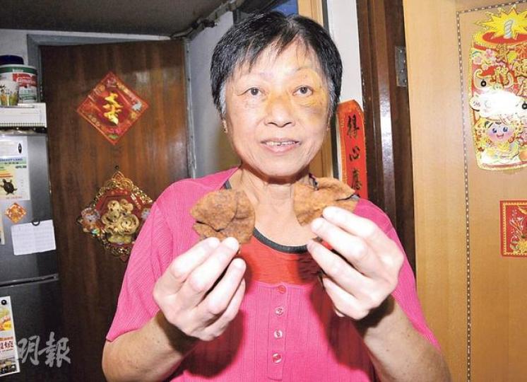 余婆婆向記者展示家傳近百年的陳皮稱，曾有街坊想購買，她也不為所動。（湯俊彥攝）余婆婆稱，家中以鐵罐收藏的陳皮（圖），是由太爺輩傳至今，從未想過變賣或沽售。（湯俊彥攝）