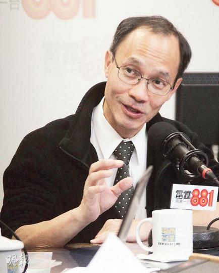 港大民意研究計劃總監鍾庭耀昨於商業電台節目中,質疑民調可以繼續做是否就代表有學術自由,認為可能只是他「企得硬」,但其他學者或感「自由受遏抑」也不定。(林俊源攝) 港大民意研究計劃總監鍾庭耀昨於商業電台節目中,質疑民調可以繼續做是否就代表有學術自由,認為可能只是他「企得硬」,但其他學者或感「自由受遏抑」也不定。(林俊源攝)