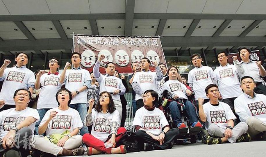 泛民絕食團成員昨日穿上同款T恤和叫口號，爭取真普選，參與絕食者包括立法會議員民主黨胡志偉（後排左一）、工黨張國柱（後排左二）、民主黨何俊仁（後排左四）、民主黨單仲偕（後排右三）及工黨何秀蘭（前排左四）等。（李紹昌攝）