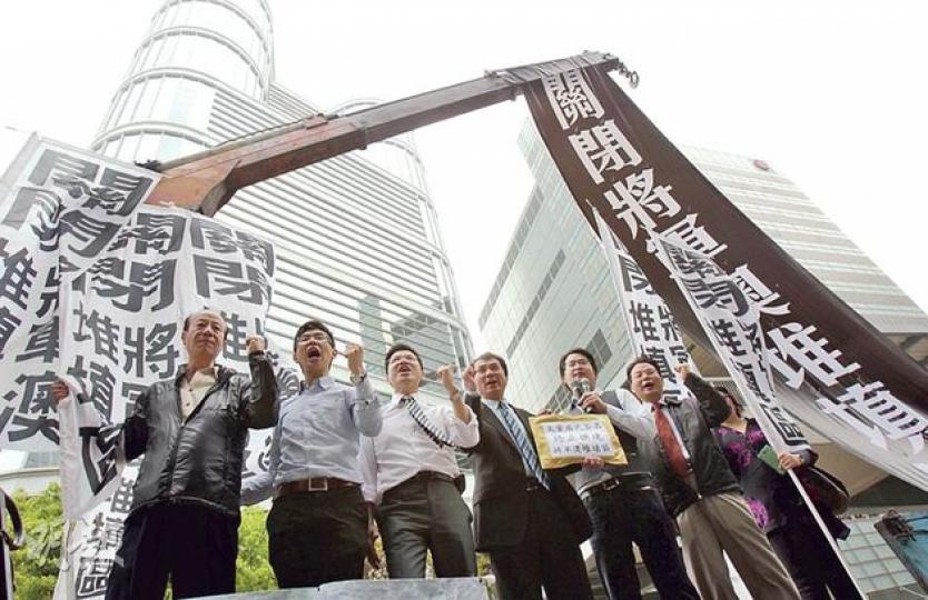 約10名將軍澳區居民、區議員昨早開「吊機車」到立法會，抗議政府擴建將軍澳堆填區及要求關閉堆填區，圖右三為西貢區議員何民傑。（李澤彤攝）環境局長黃錦星（圖）指「三堆一爐」方案獲主流民意支持，又稱焚化爐只夠處理全港三分之一固體廢物，必須配合其他三區的堆填區擴建工程。（李澤彤攝）