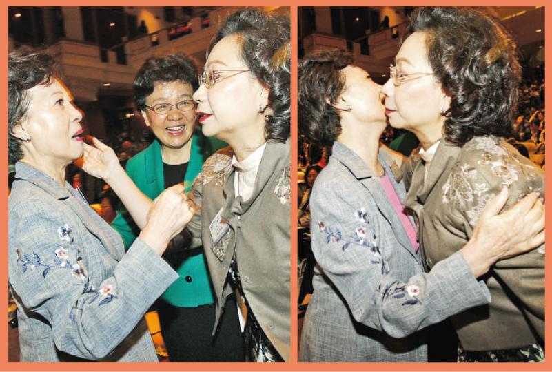 「國際婦女高峰論壇」上,唐英年母親尤淑圻(左)和特首夫人梁唐青儀(右)碰頭,二人打招呼(左圖)後,一度擁抱及親臉(右圖)。(李紹昌攝)本屆國際婦女高峰論壇的主題是「共圓婦女夢」,一眾主禮嘉賓包括基本法委員會副主任梁愛詩(深紅套裝者)、中聯辦副主任殷曉靜(綠外套者)、政務司長林鄭月娥(中間紅衣者)、港區婦聯代表聯誼會會長王楊志紅(白外套者)等,把金粉倒進主禮台,象徵本屆論壇開幕。(李紹昌攝) 「國際婦女高峰論壇」上,唐英年母親尤淑圻(左)和特首夫人梁唐青儀(右)碰頭,二人打招呼(左圖)後,一度擁抱及親臉(右圖)。(李紹昌攝)本屆國際婦女高峰論壇的主題是「共圓婦女夢」,一眾主禮嘉賓包括基本法委員會副主任梁愛詩(深紅套裝者)、中聯辦副主任殷曉靜(綠外套者)、政務司長林鄭月娥(中間紅衣者)、港區婦聯代表聯誼會會長王楊志紅(白外套者)等,把金粉倒進主禮台,象徵本屆論壇開幕。(李紹昌攝)