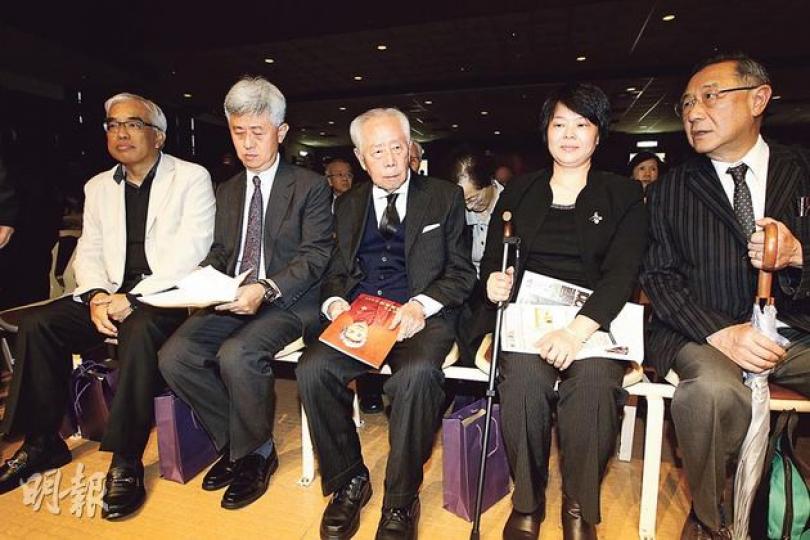 精神頗佳的樹仁校監胡鴻烈（中）與校長鍾期榮結婚逾60載，昨日由幼子胡懷中（左二）陪同出席追思會。（李紹昌攝）校方於下午2時開始派發追思會門劵，學生、校友及公眾人士於門外大排長龍入場，龍尾一度遠至百米外，門券未幾派完，校方要另開課室直播追思會。（李紹昌攝）樹仁大學昨日為該校創辦人鍾期榮舉行追思會，由學生領唱校歌及《Amazing Grace》等歌曲，台下有人不住拭淚，亦有人輕聲抽泣，氣氛沉靜而哀傷。（李紹昌攝）