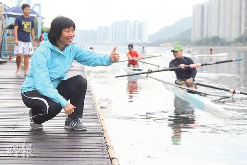 本港划艇名將何劍暉參選港協副會長,最終落選。她昨日返回昔日接受刻苦訓練的沙田划艇中心,代表重新出發。現參與學界體育工作的她承諾,今後將坐言起行,加強與各體育總會管理層和教練交流,了解對方訴求。(林俊源攝) 本港划艇名將何劍暉參選港協副會長,最終落選。她昨日返回昔日接受刻苦訓練的沙田划艇中心,代表重新出發。現參與學界體育工作的她承諾,今後將坐言起行,加強與各體育總會管理層和教練交流,了解對方訴求。(林俊源攝)