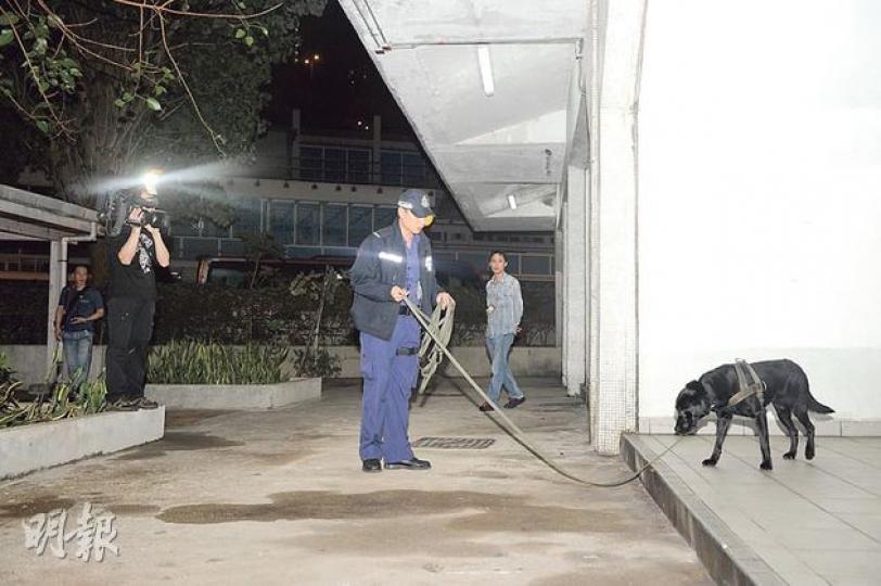 警方事後出動警犬到發現嬰兒現場搜索蒐證。(蔡方山攝) 警方事後出動警犬到發現嬰兒現場搜索蒐證。(蔡方山攝)