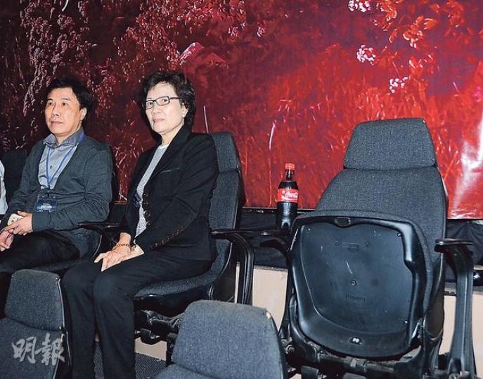 伍樂城演唱會昨晚預留控制台下的座位給他，並放上他最愛可樂，大太太及兒子張永康在旁陪伴。（攝影/記者﹕林祖傑）陳慧琳獻唱《最愛演唱會》悼念耀榮叔，一度感觸聲音哽咽。（攝影/記者﹕林祖傑）鍾珍帶蝦餃仔到紅館欣賞媽媽陳慧琳演出。（攝影/記者﹕林祖傑）