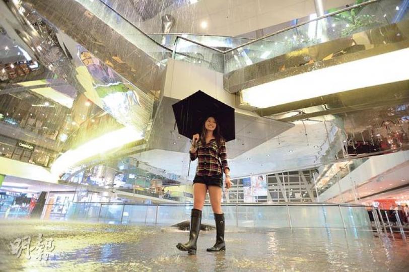 又一城商場玻璃幕牆嚴重漏水,商場內現「瀑布」,有女子便在商場內打傘。(盧翊銘攝) 又一城商場玻璃幕牆嚴重漏水,商場內現「瀑布」,有女子便在商場內打傘。(盧翊銘攝)