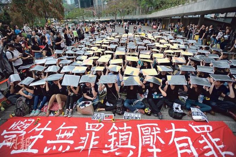 在香港,遊行人士昨在遮打花園集會,以台語高唱社運歌曲,部分人輪流上台發言。集會尾聲,參加者砌出巨型太陽花圖案,象徵台灣民主運動遍地開花。 (葉家豪攝) 在香港,遊行人士昨在遮打花園集會,以台語高唱社運歌曲,部分人輪流上台發言。集會尾聲,參加者砌出巨型太陽花圖案,象徵台灣民主運動遍地開花。 (葉家豪攝)