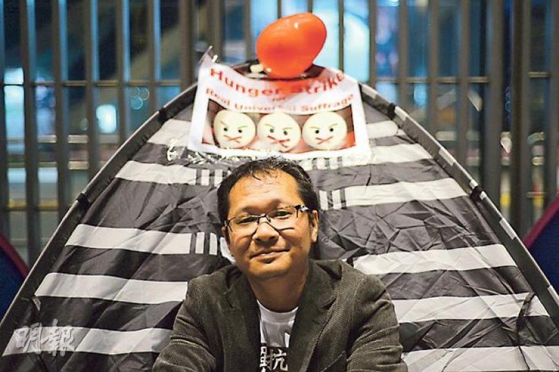 喺雞蛋與高牆之間,民主黨蔡耀昌選擇絕食為普選;而喺佢留守嘅帳篷上面,就放咗囡囡送畀佢嘅心形氣球。(盧翊銘攝) 喺雞蛋與高牆之間,民主黨蔡耀昌選擇絕食為普選;而喺佢留守嘅帳篷上面,就放咗囡囡送畀佢嘅心形氣球。(盧翊銘攝)