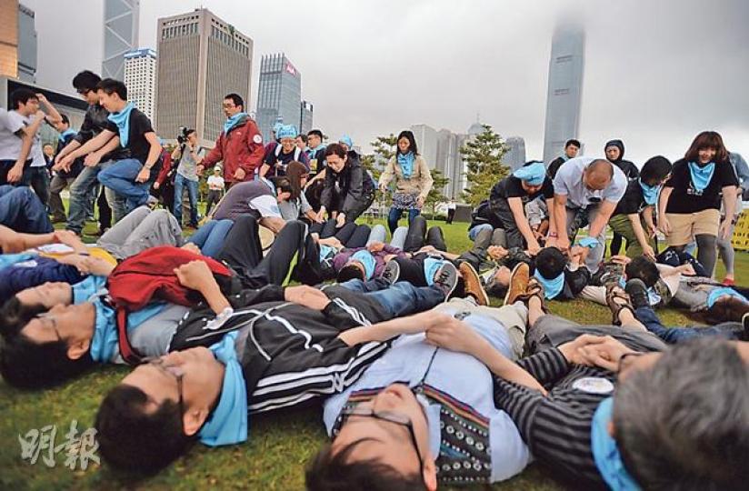 和平佔中昨舉行「非暴力抗爭集訓」,模擬示威期間多個場景,圖中正模擬警方拘捕示威者的情况。躺在草地的「示威者」手勾手拒絕離開,要由「警員」逐一抬離現場。(盧翊銘攝)集訓其中一環節,模擬警方清場後,示威者分散經不同路線,再次至預定地點聚集,以分散警方注意力。其中一個模擬分散游走地點為終審法院。(盧翊銘攝)「最好扑死我,等我可以做烈士,為香港核心價值犧性,那我都盡了我一分力。」黃伯(右)昨與太太(左)參加抗爭訓練,聲言已做好佔中的心理準備。(梁卓怡攝) 和平佔中昨舉行「非暴力抗爭集訓」,模擬示威期間多個場景,圖中正模擬警方拘捕示威者的情况。躺在草地的「示威者」手勾手拒絕離開,要由「警員」逐一抬離現場。(盧翊銘攝)集訓其中一環節,模擬警方清場後,示威者分散經不同路線,再次至預定地點聚集,以分散警方注意力。其中一個模擬分散游走地點為終審法院。(盧翊銘攝)「最好扑死我,等我可以做烈士,為香港核心價值犧性,那我都盡了我一分力。」黃伯(右)昨與太太(左)參加抗爭訓練,聲言已做好佔中的心理準備。(梁卓怡攝)