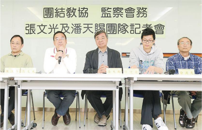 張文光和潘天賜的團隊表示會尊重是次投票結果,強調未來會以獨立無私的精神抗爭。圖為教協會候任監事陳漢森(左起)、張文光、潘天賜、區健豪及徐漢光。 (陳淑安攝)「進步教師聯盟」在是次選舉中取得6席,他們強調會在政改議題上,積極向會員論述自己的觀點。圖左起為進師盟成員韓連山、郭思齊、邱兆麟及吳美蘭。(陳淑安攝)(明報製圖) 張文光和潘天賜的團隊表示會尊重是次投票結果,強調未來會以獨立無私的精神抗爭。圖為教協會候任監事陳漢森(左起)、張文光、潘天賜、區健豪及徐漢光。 (陳淑安攝)「進步教師聯盟」在是次選舉中取得6席,他們強調會在政改議題上,積極向會員論述自己的觀點。圖左起為進師盟成員韓連山、郭思齊、邱兆麟及吳美蘭。(陳淑安攝)(明報製圖)