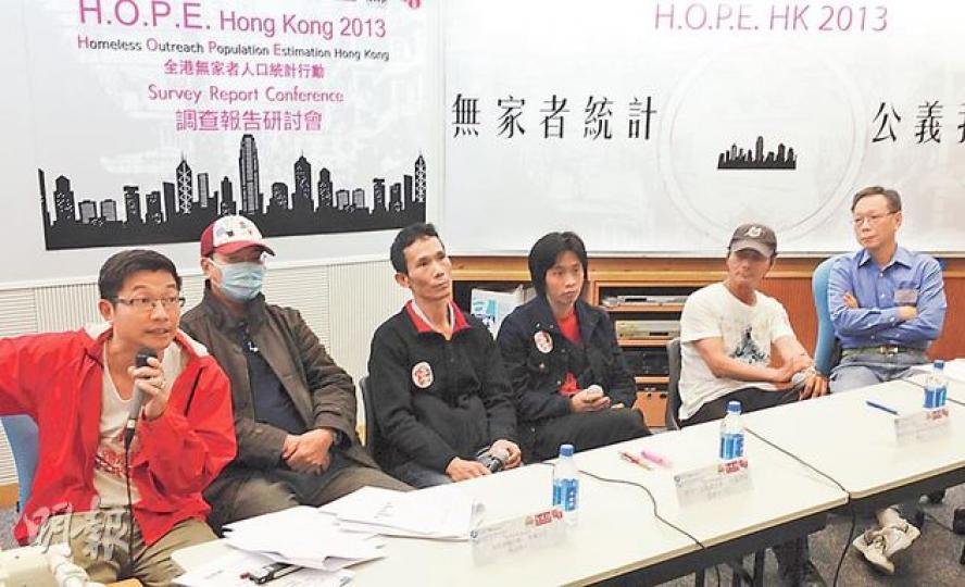 城大早前聯同3個社福機構統計全港無家者人數,推算全港至少有1414名無家者。曾流浪街頭的文仔(右三)昨出席活動,講述當年流浪時遭警察及食環署職員冷待的經驗,斥政府人員對無家者不友善。(曾安迪攝) 城大早前聯同3個社福機構統計全港無家者人數,推算全港至少有1414名無家者。曾流浪街頭的文仔(右三)昨出席活動,講述當年流浪時遭警察及食環署職員冷待的經驗,斥政府人員對無家者不友善。(曾安迪攝)
