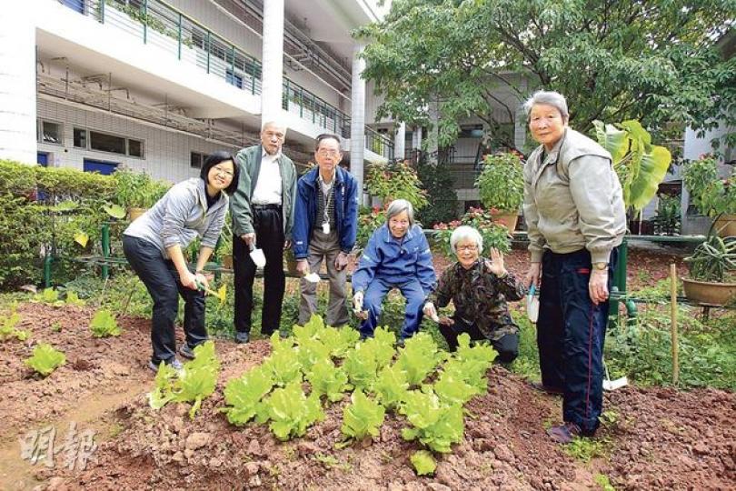 政府今年起向兩間內地港營院舍買位,提供共400宿位予本港長者北上養老,其中伸手助人協會位於肇慶的頤養院,備有豬場、魚塘及菜田等地,長者可親自落田種植有機菜,可謂自給自足。(李澤彤攝)年屆78歲的劉伯,3年前由香港北上入住肇慶院舍,逾百呎單人宿位每月院費約6600元,環境較寬敞。(李澤彤攝)肇慶的頤養院有硬地滾球場等設施,長者可隨時玩滾球,舒展筋骨。(李澤彤攝) 政府今年起向兩間內地港營院舍買位,提供共400宿位予本港長者北上養老,其中伸手助人協會位於肇慶的頤養院,備有豬場、魚塘及菜田等地,長者可親自落田種植有機菜,可謂自給自足。(李澤彤攝)年屆78歲的劉伯,3年前由香港北上入住肇慶院舍,逾百呎單人宿位每月院費約6600元,環境較寬敞。(李澤彤攝)肇慶的頤養院有硬地滾球場等設施,長者可隨時玩滾球,舒展筋骨。(李澤彤攝)