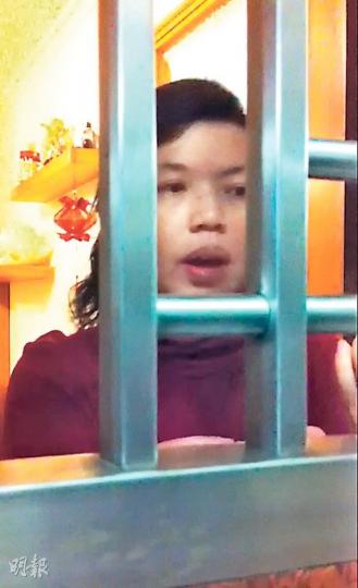 首批「白居二」中籤者黎女士，去年中與家人以東涌居屋第二市場（未補地價）新高呎價5227元（實呎）購入裕東苑一單位，當獲悉今年3月估價較購入價下挫逾一成，黎女士坦然表示，只要供得起就無問題。（明報記者攝）